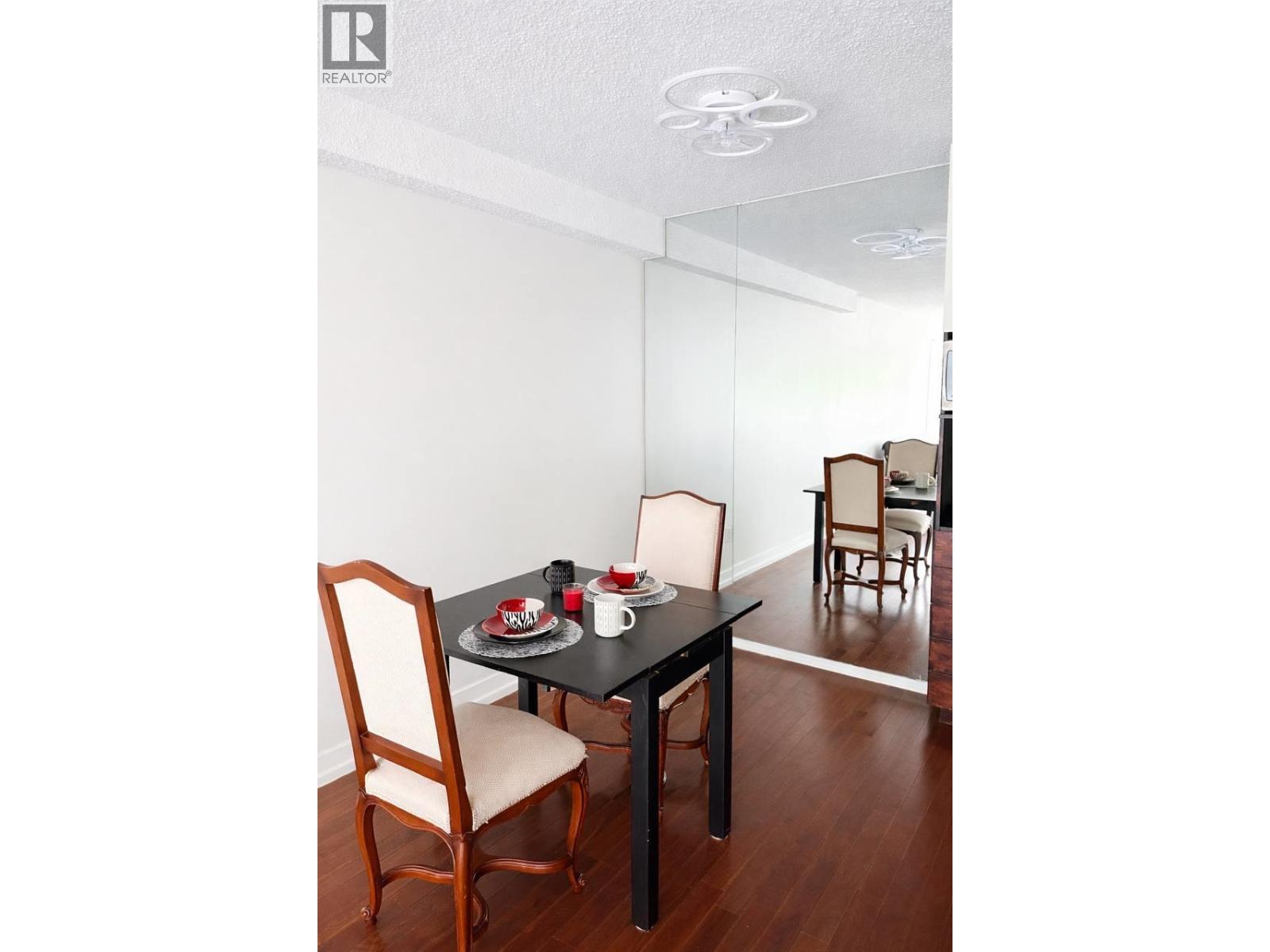 202 250 W 1ST STREET