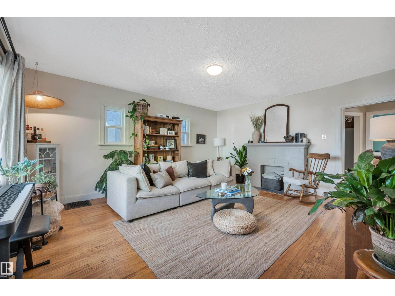 11109 81 AV NW