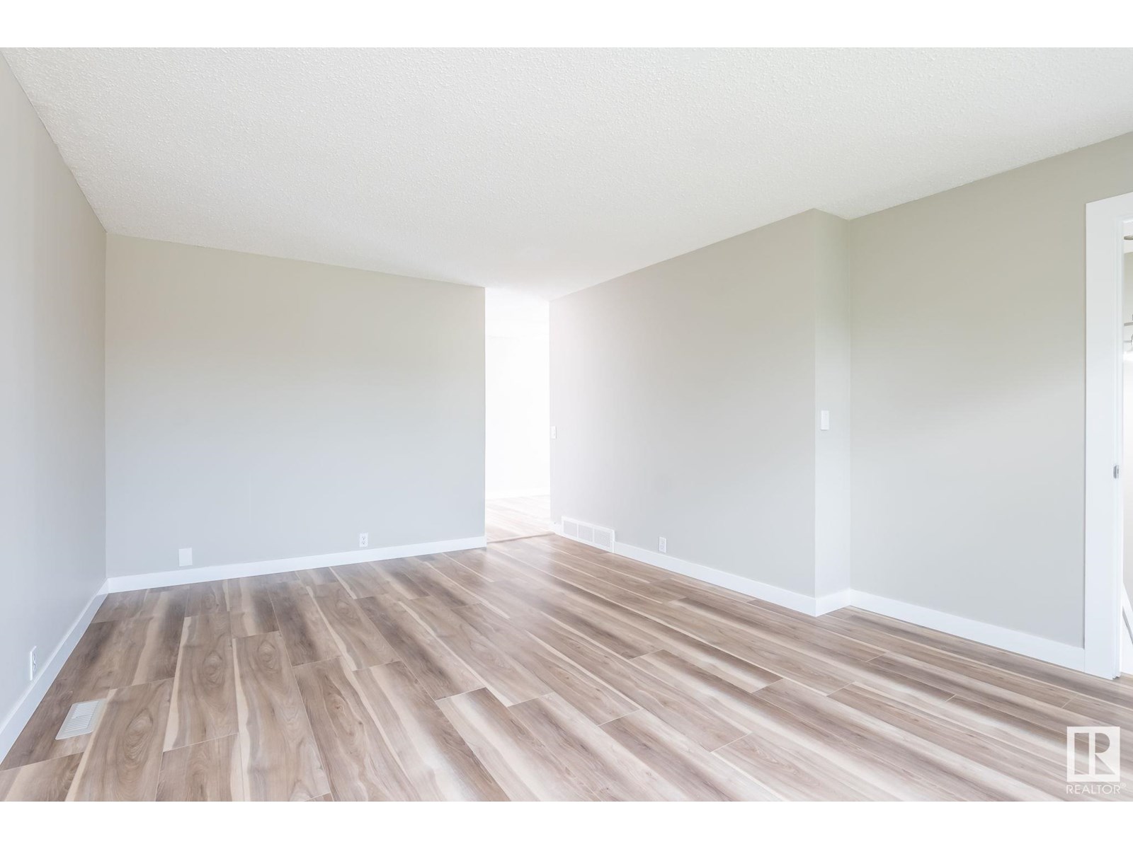 3708 12 AV NW