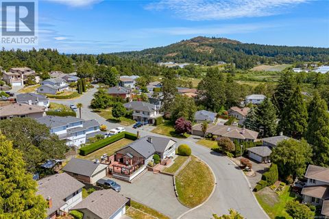 4228 Westervelt Pl Saanich BC V8X4W5