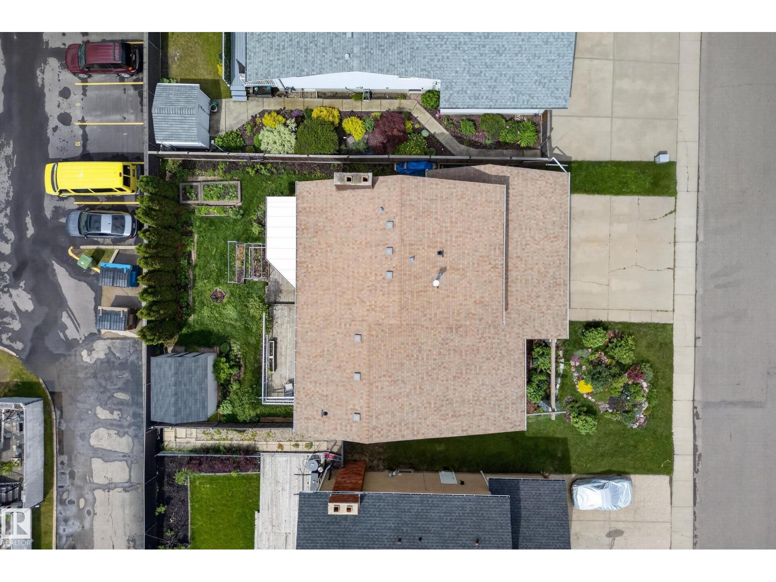2712 104 ST NW