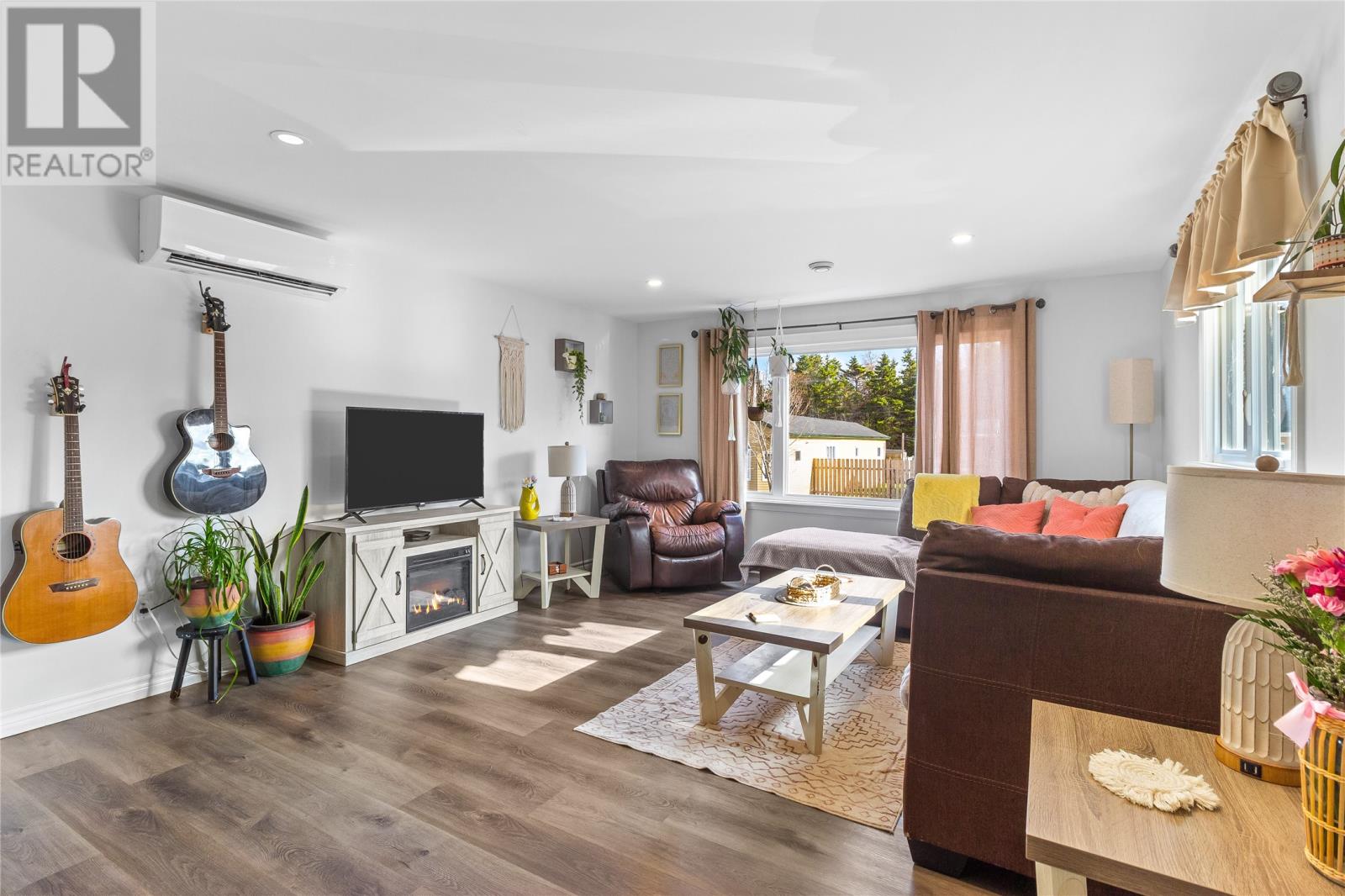 15 Riverside Drive W