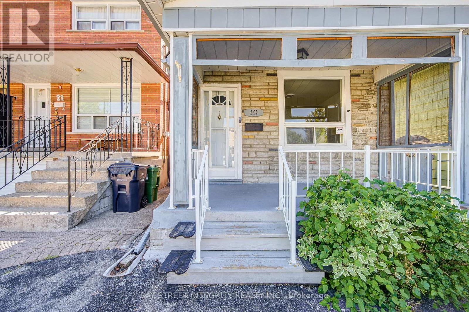 19 ROBINSON AVENUE