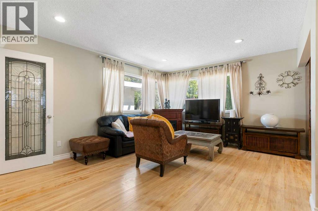 87 Hillgrove Drive SW