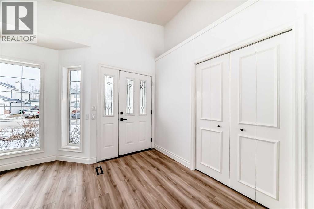 228 Woodside Crescent NW