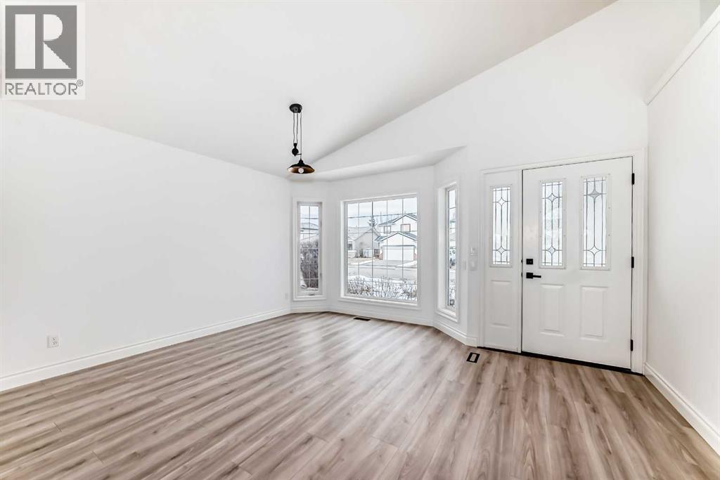 228 Woodside Crescent NW