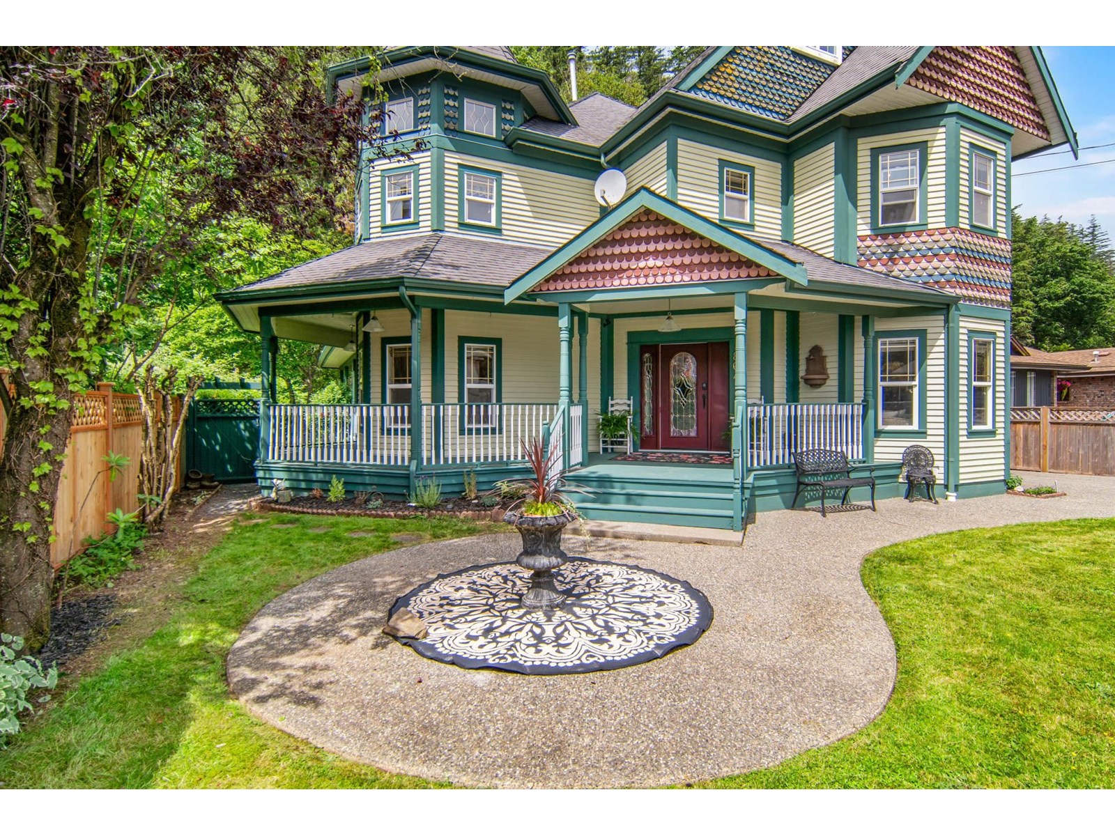 864 HOT SPRINGS ROAD|Harrison Hot Springs