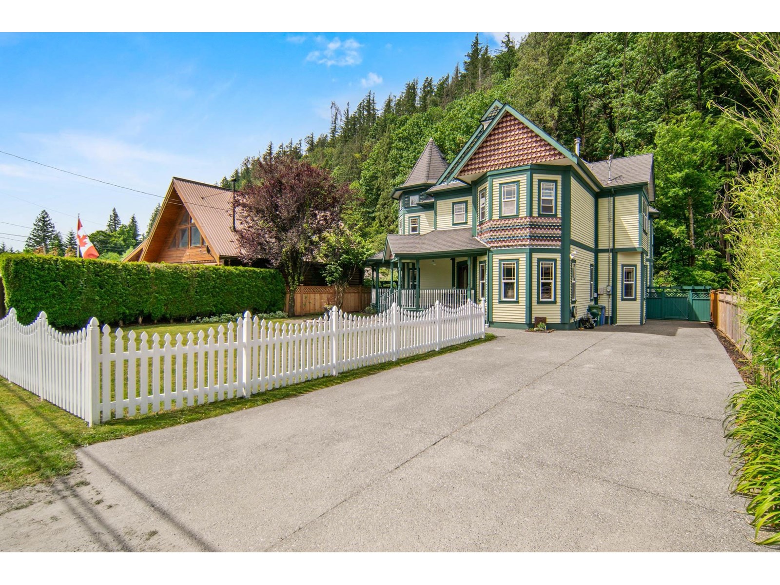 864 HOT SPRINGS ROAD|Harrison Hot Springs