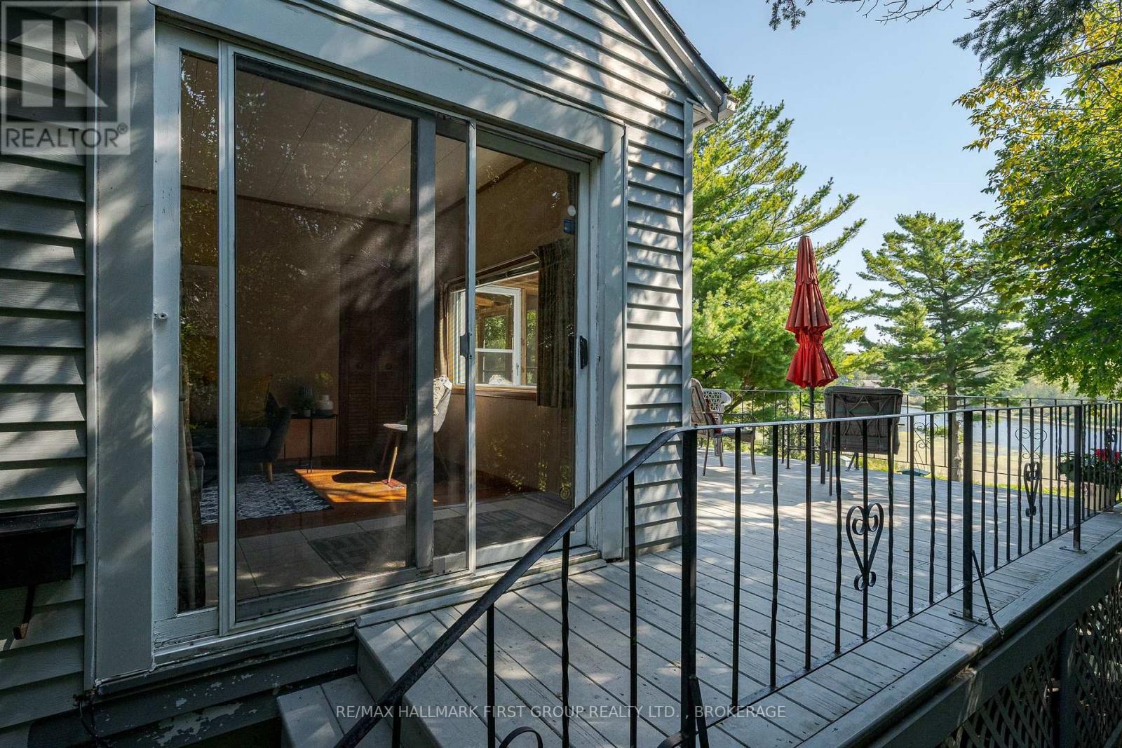 366 DUNDAS STREET W