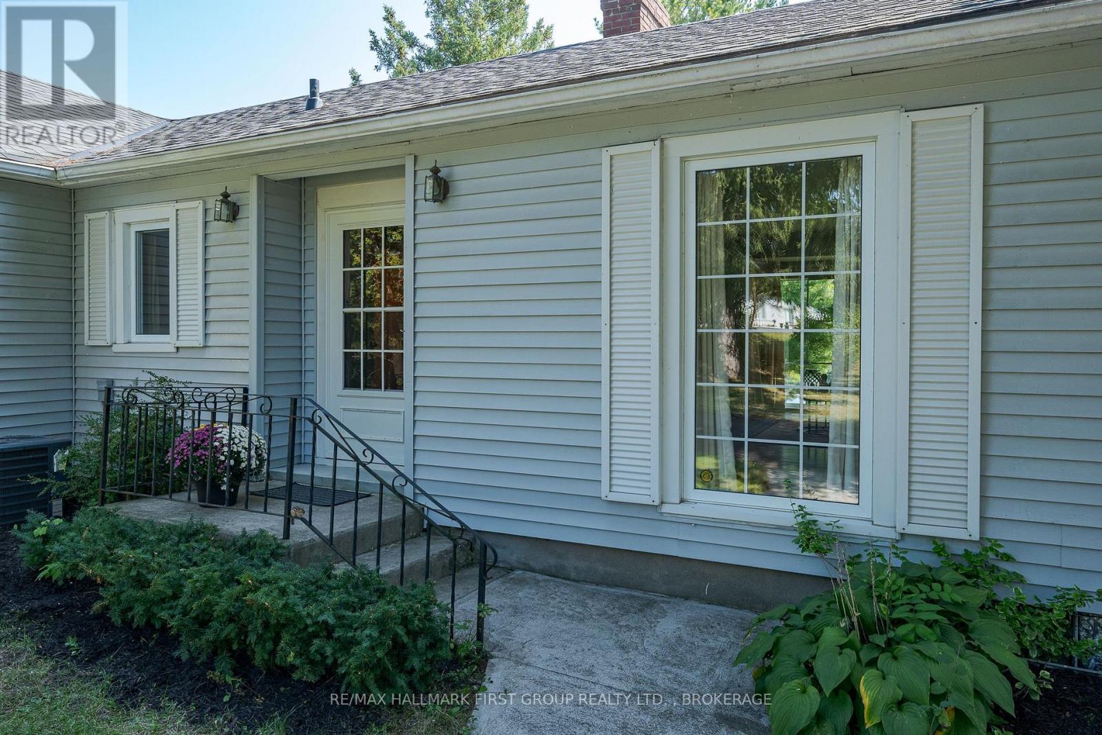 366 DUNDAS STREET W