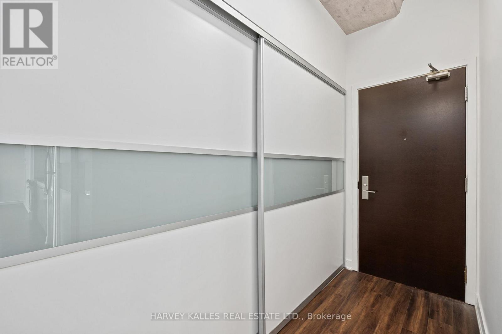 1305 - 552 WELLINGTON STREET W