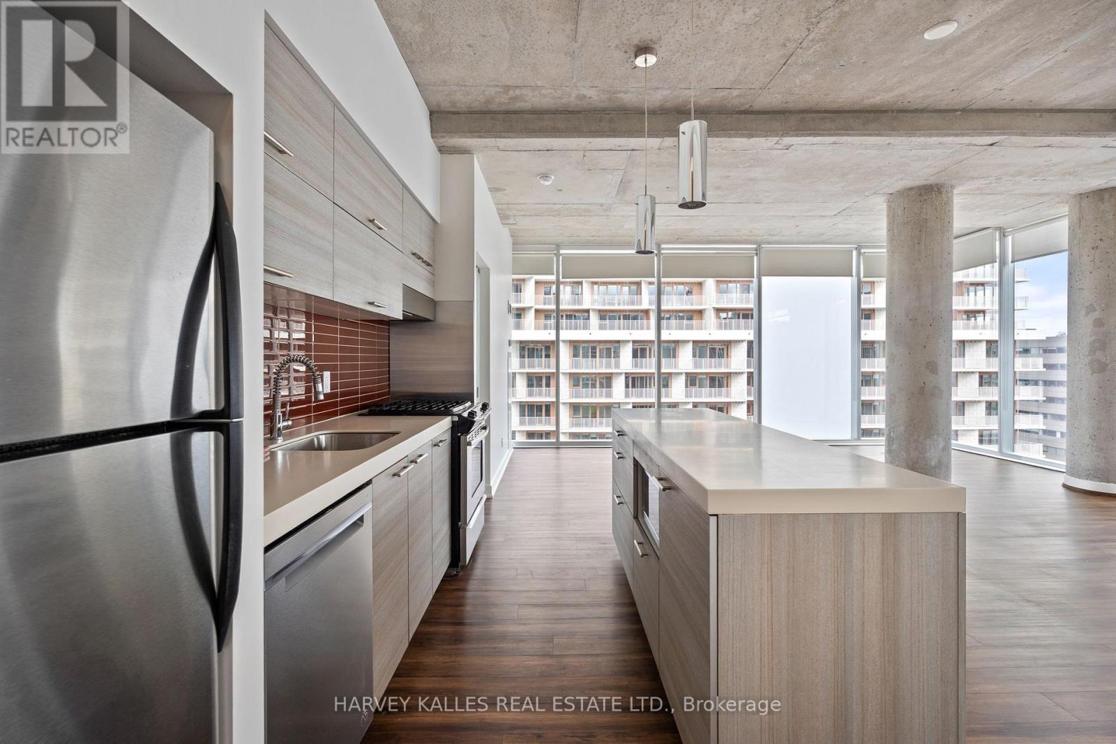 1305 - 552 WELLINGTON STREET W
