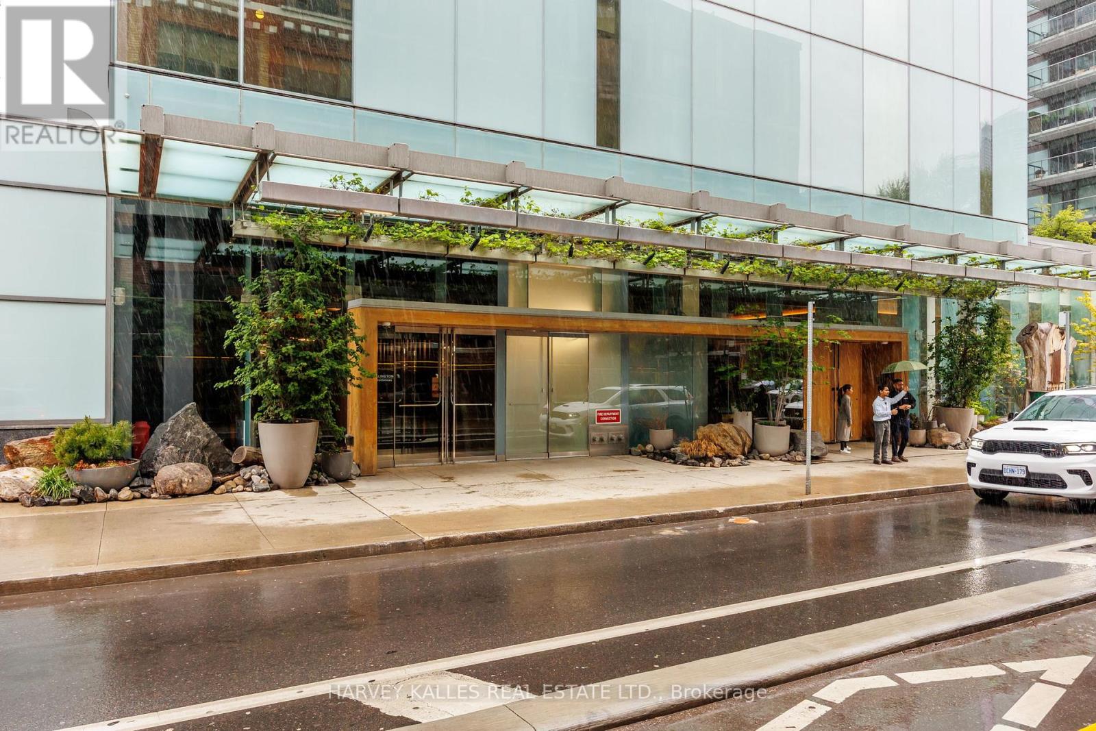 1305 - 552 WELLINGTON STREET W