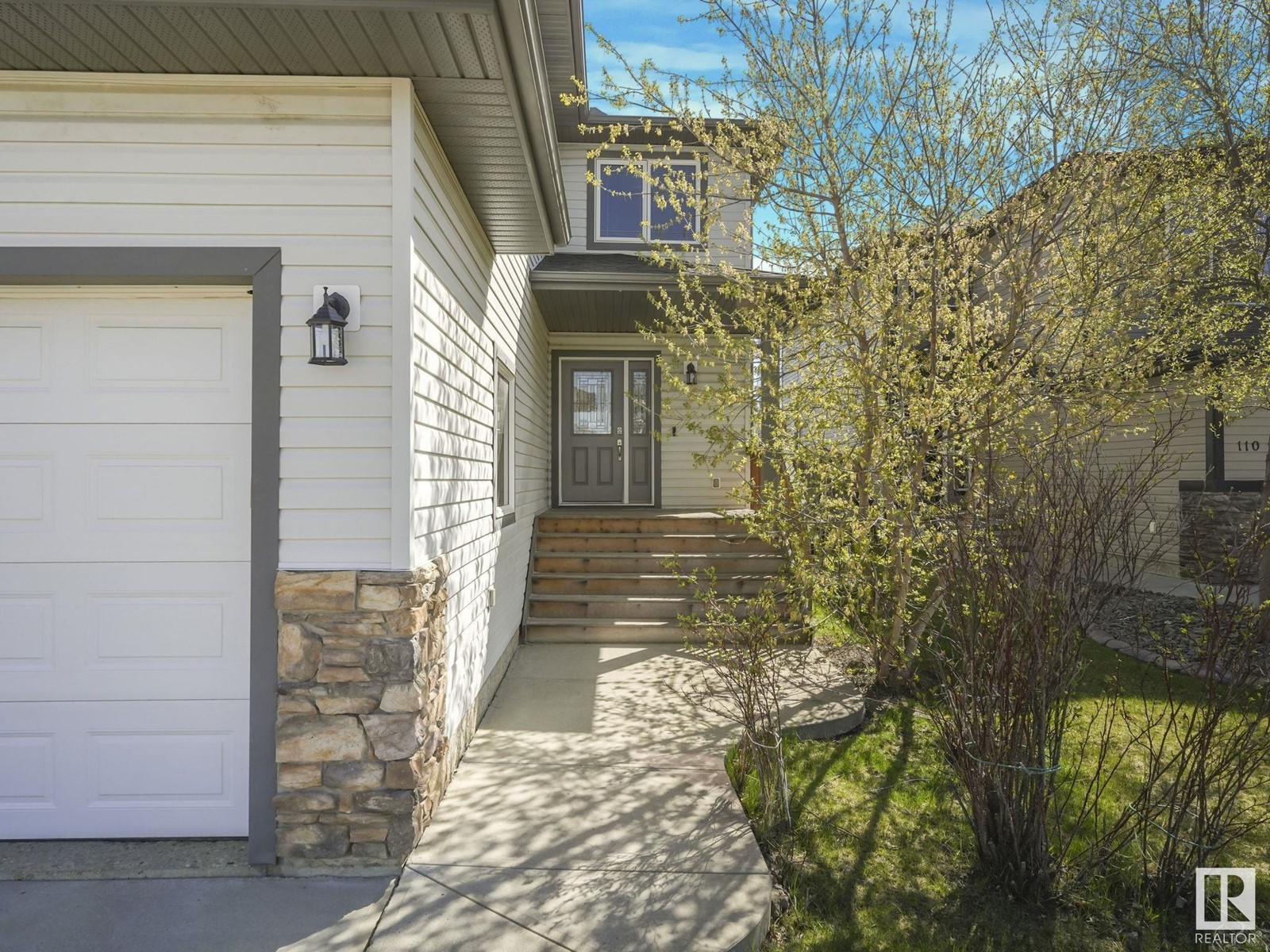 108 LAMPLIGHT DR