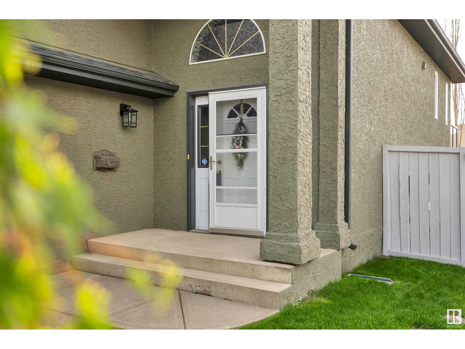 2928 39 AV NW