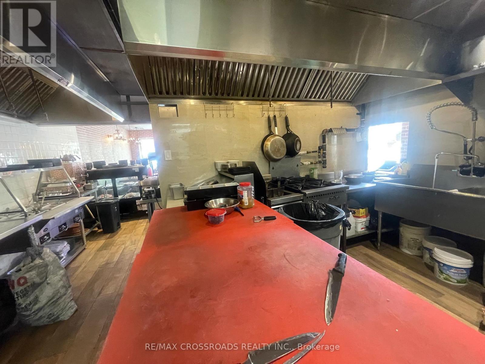 655-663 QUEEN STREET W