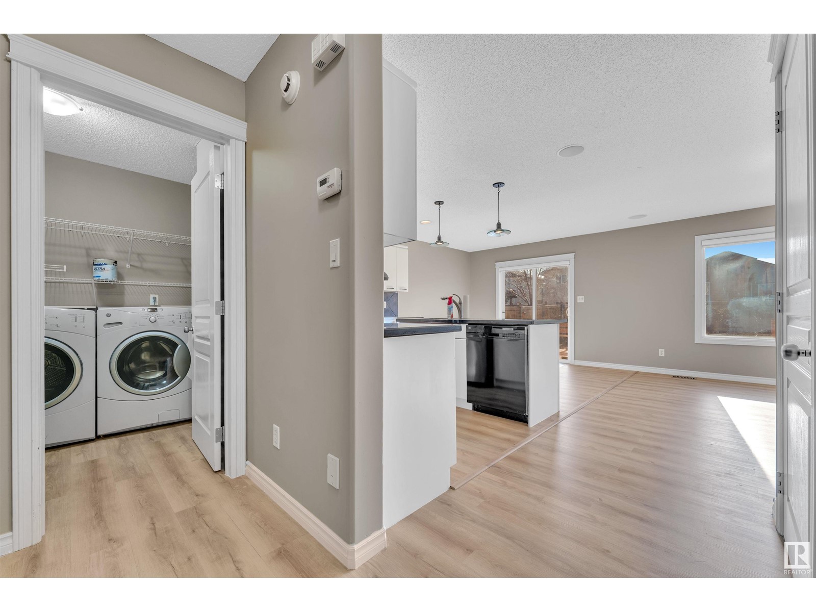 3224 22 ST NW