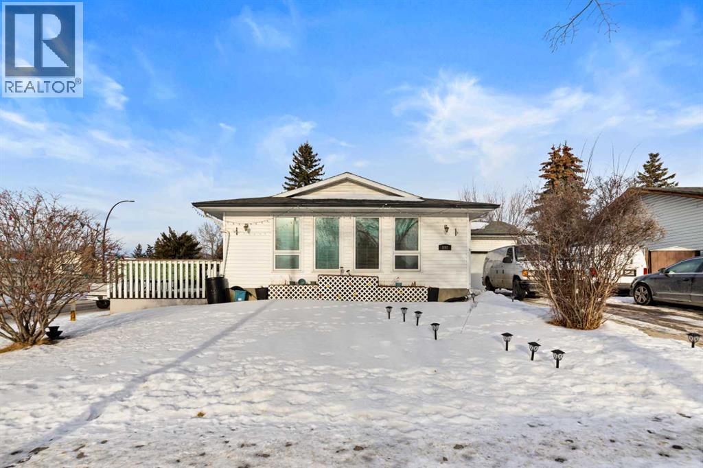 892 Abbotsford Drive NE