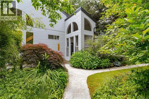 885 Falkirk Ave North Saanich BC V8L5G8