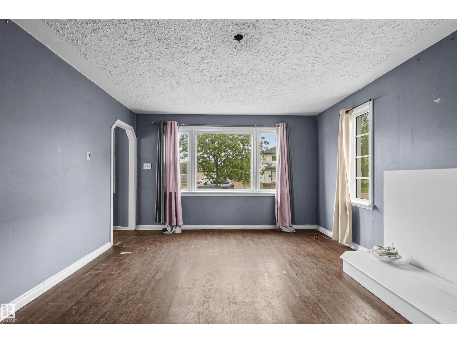 7520 106 ST NW