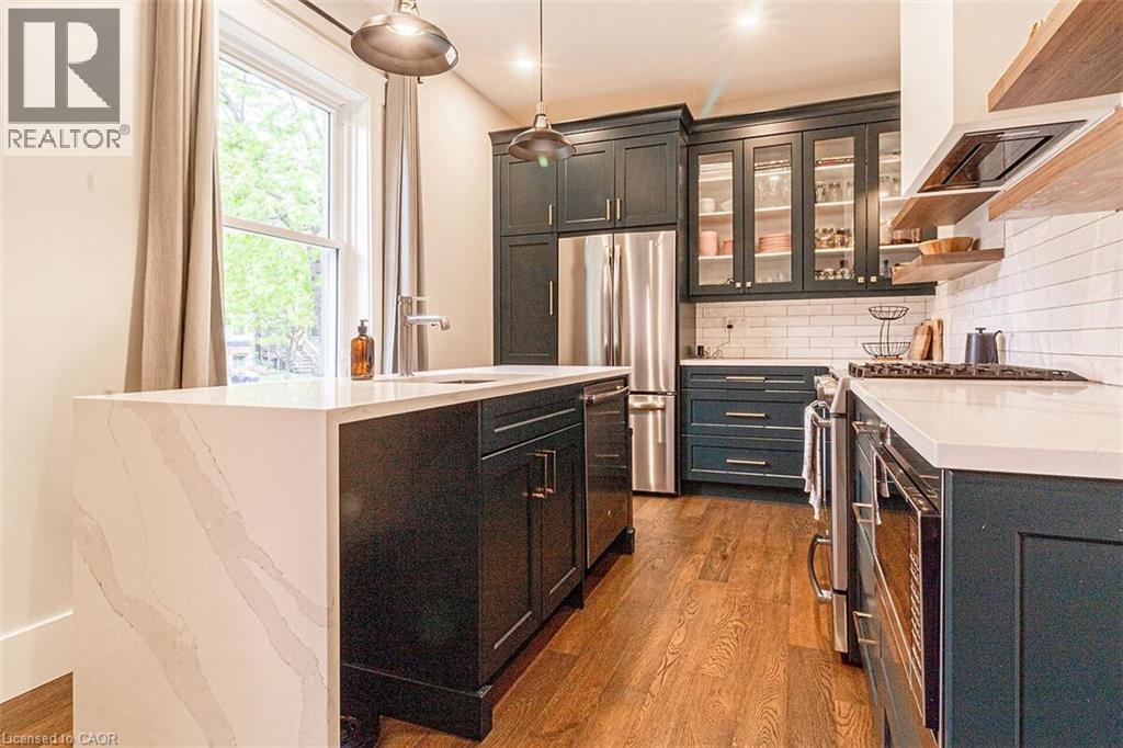 294 CAROLINE Street S