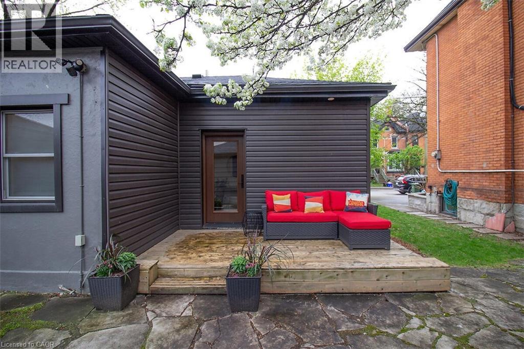 294 CAROLINE Street S