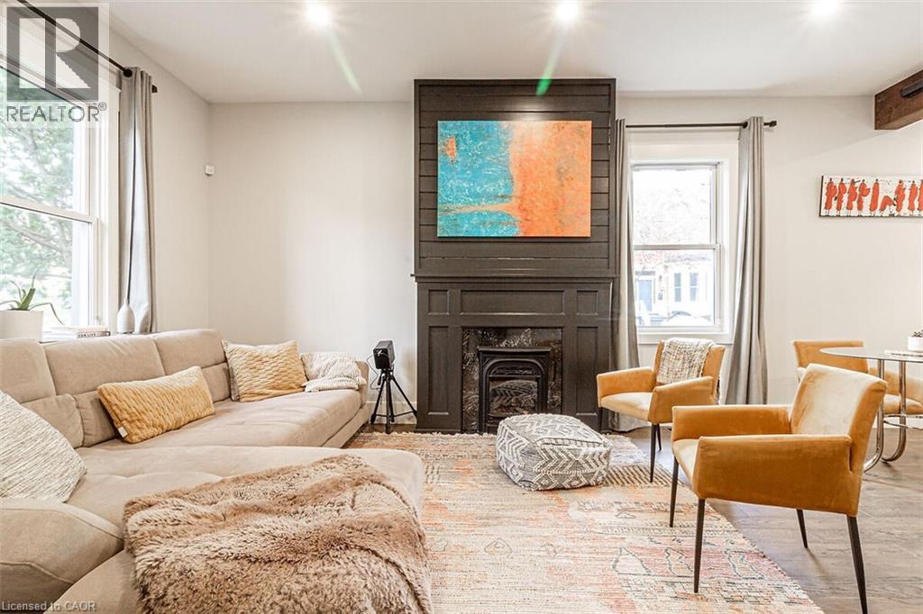 294 CAROLINE Street S