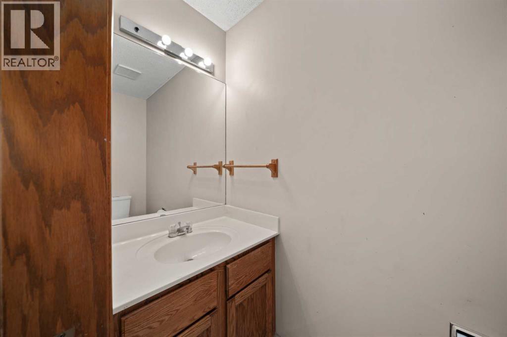 24 Riverside Crescent SE