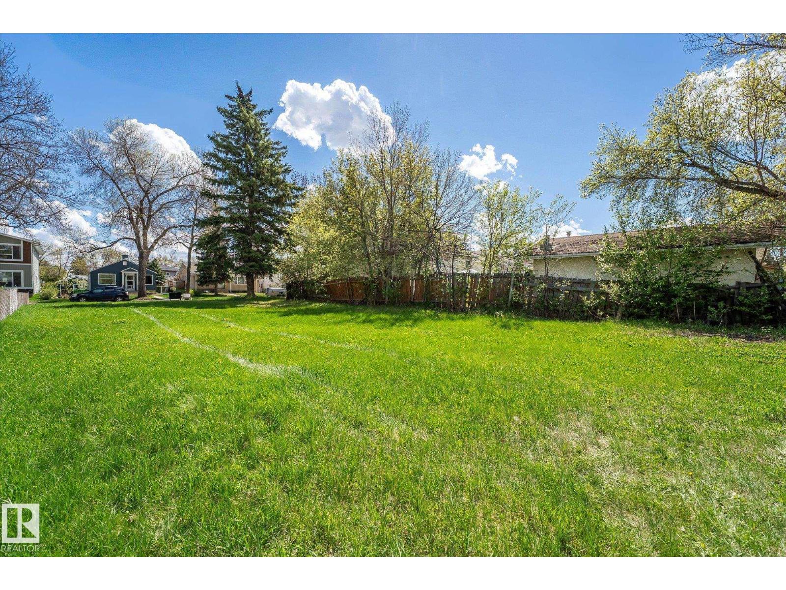 12122 45 ST NW