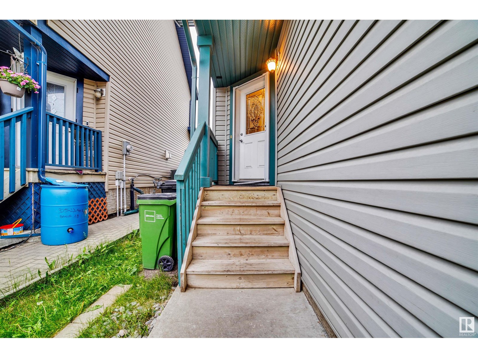 3019 22 AV NW