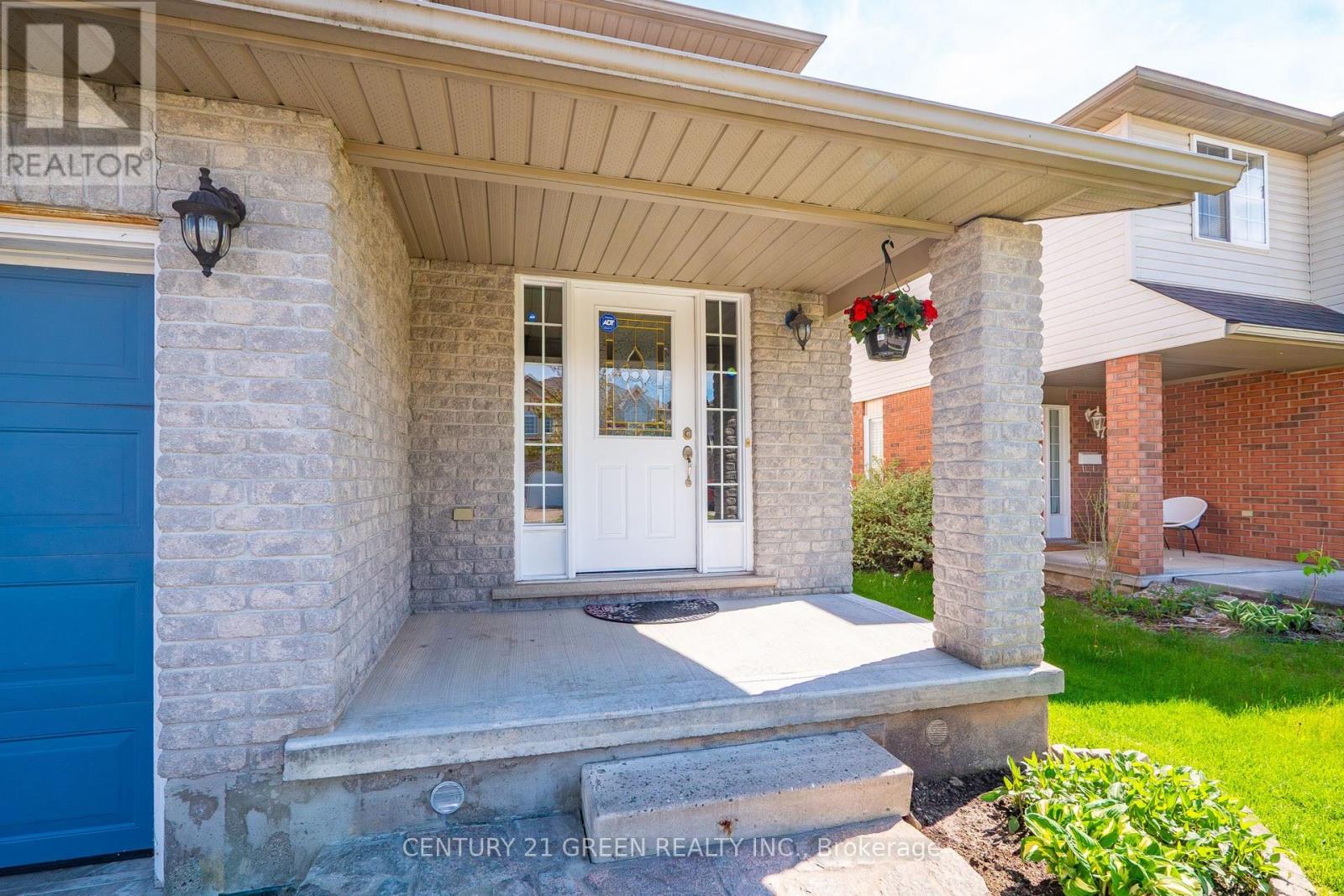 21 HAWKSWOOD DRIVE