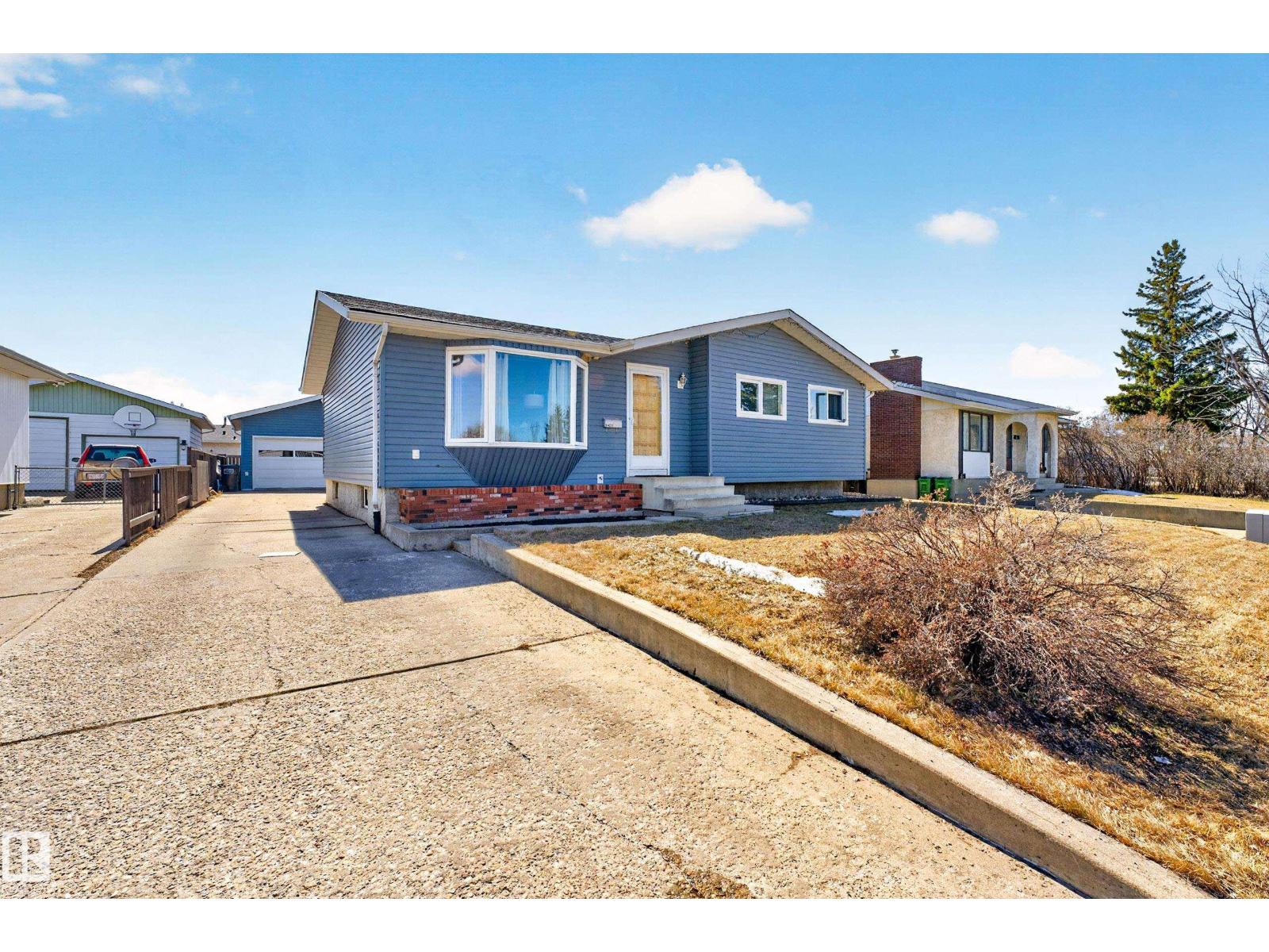 11427 161 AV NW