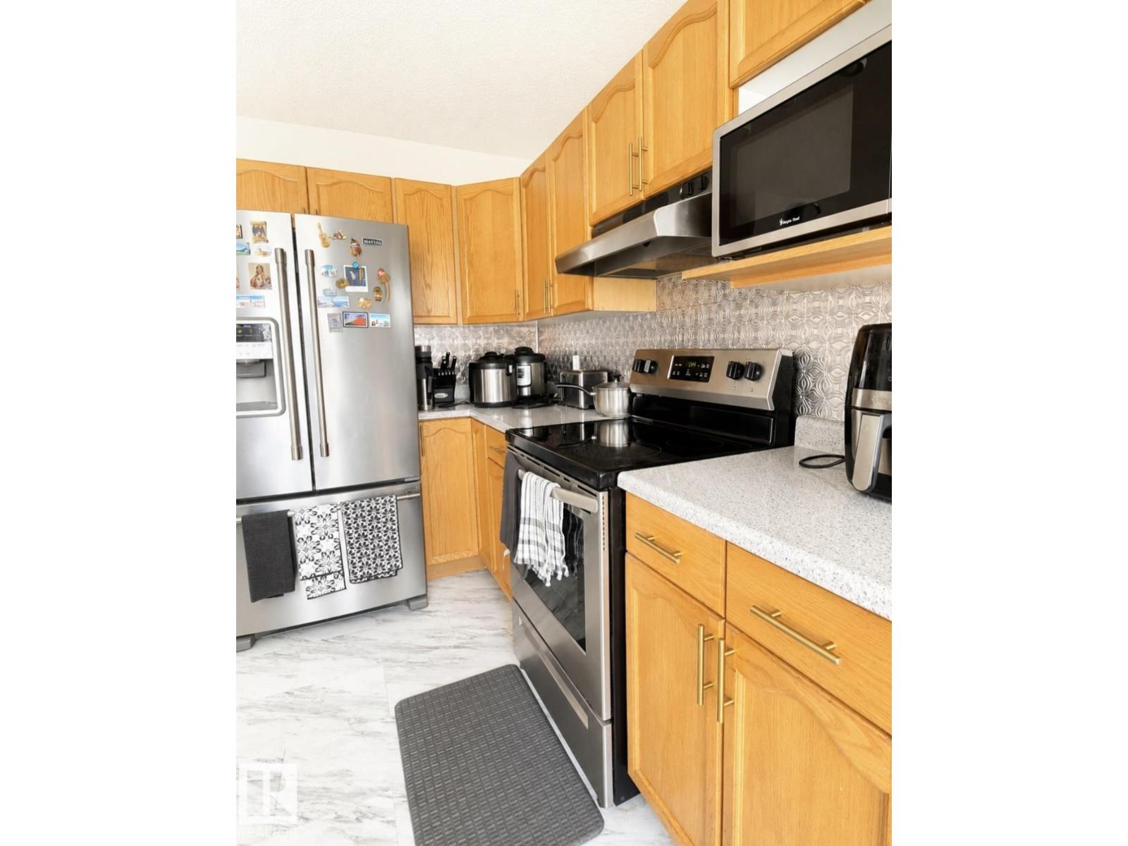 3236 27 AV NW