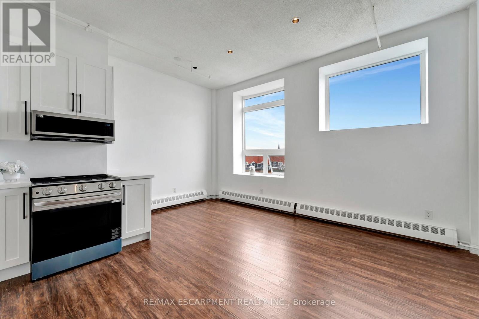 409 - 90 COLBORNE STREET N