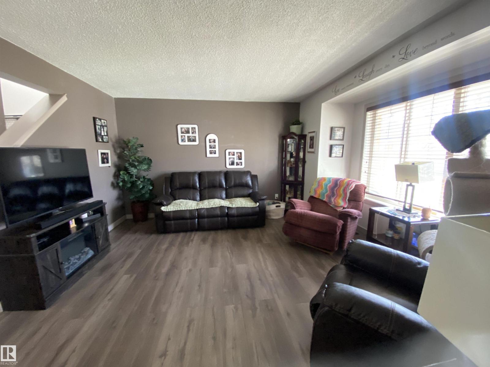 1151 37 AV NW NW