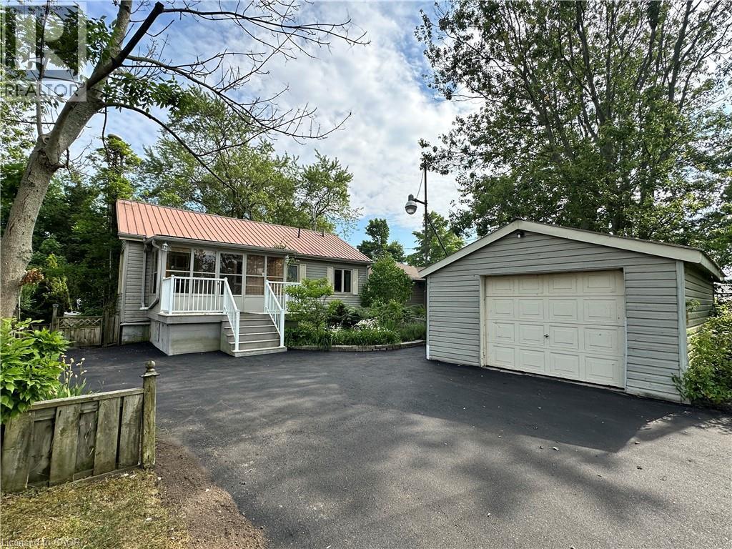 2592 LAKESHORE Road