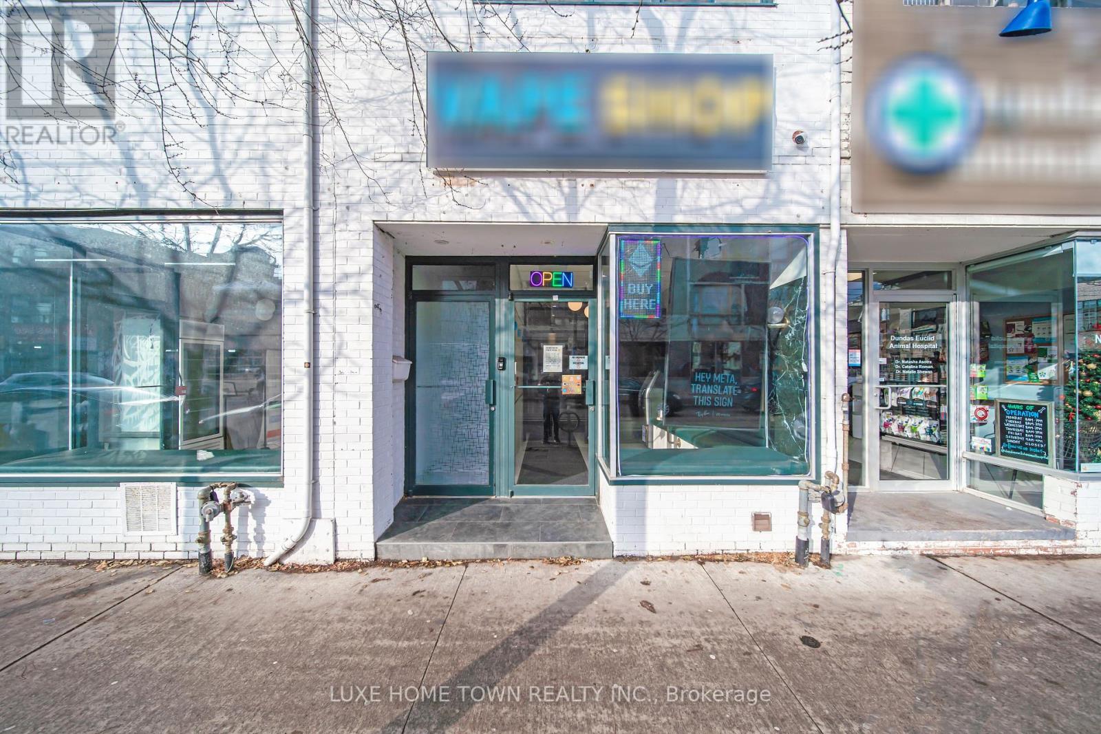 842 DUNDAS STREET W
