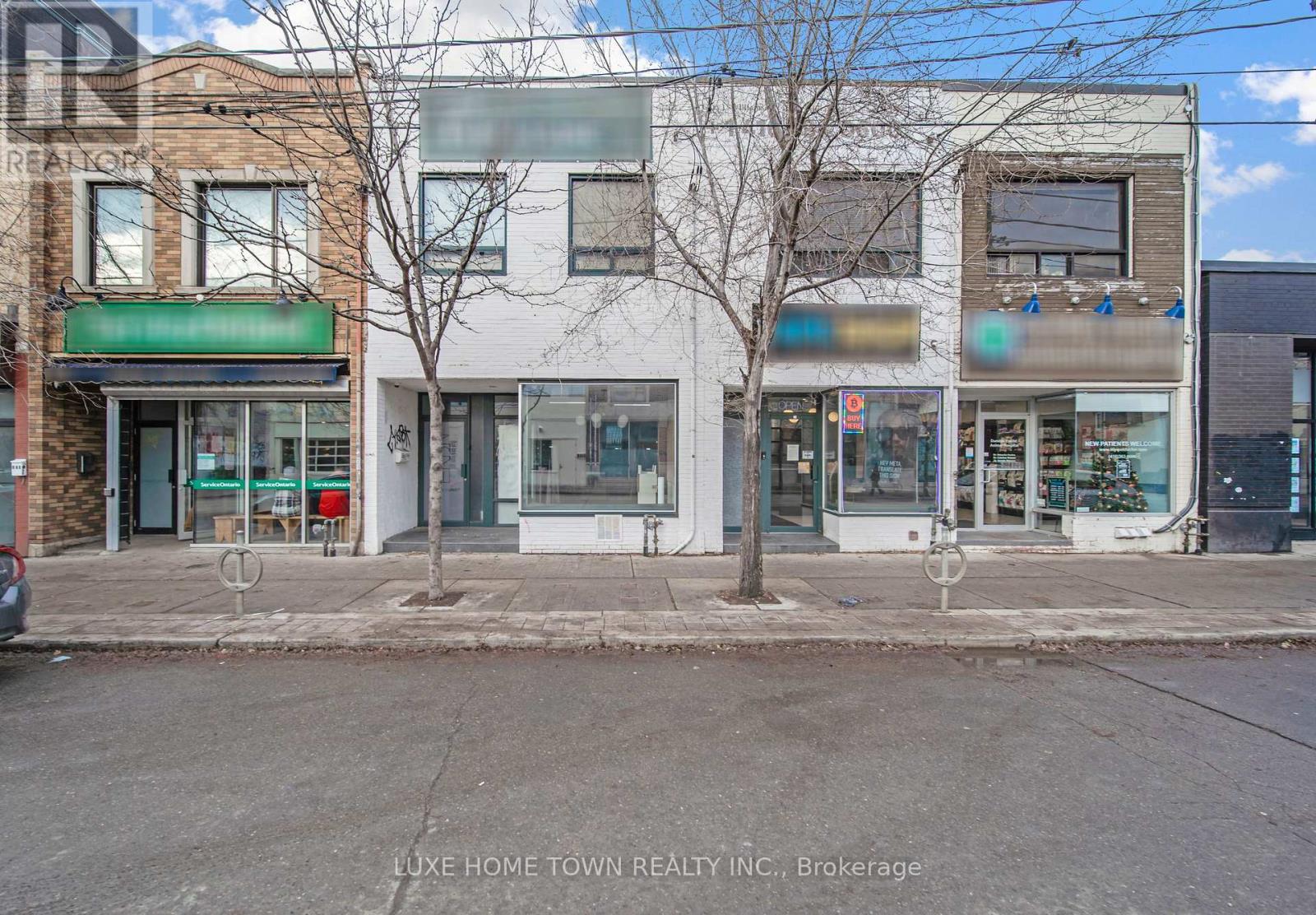 842 DUNDAS STREET W