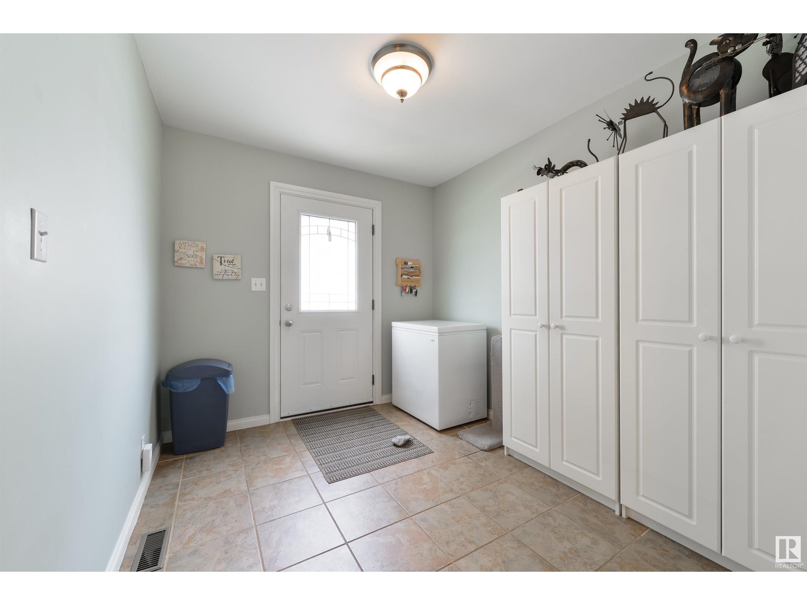 11387 22 AV NW NW