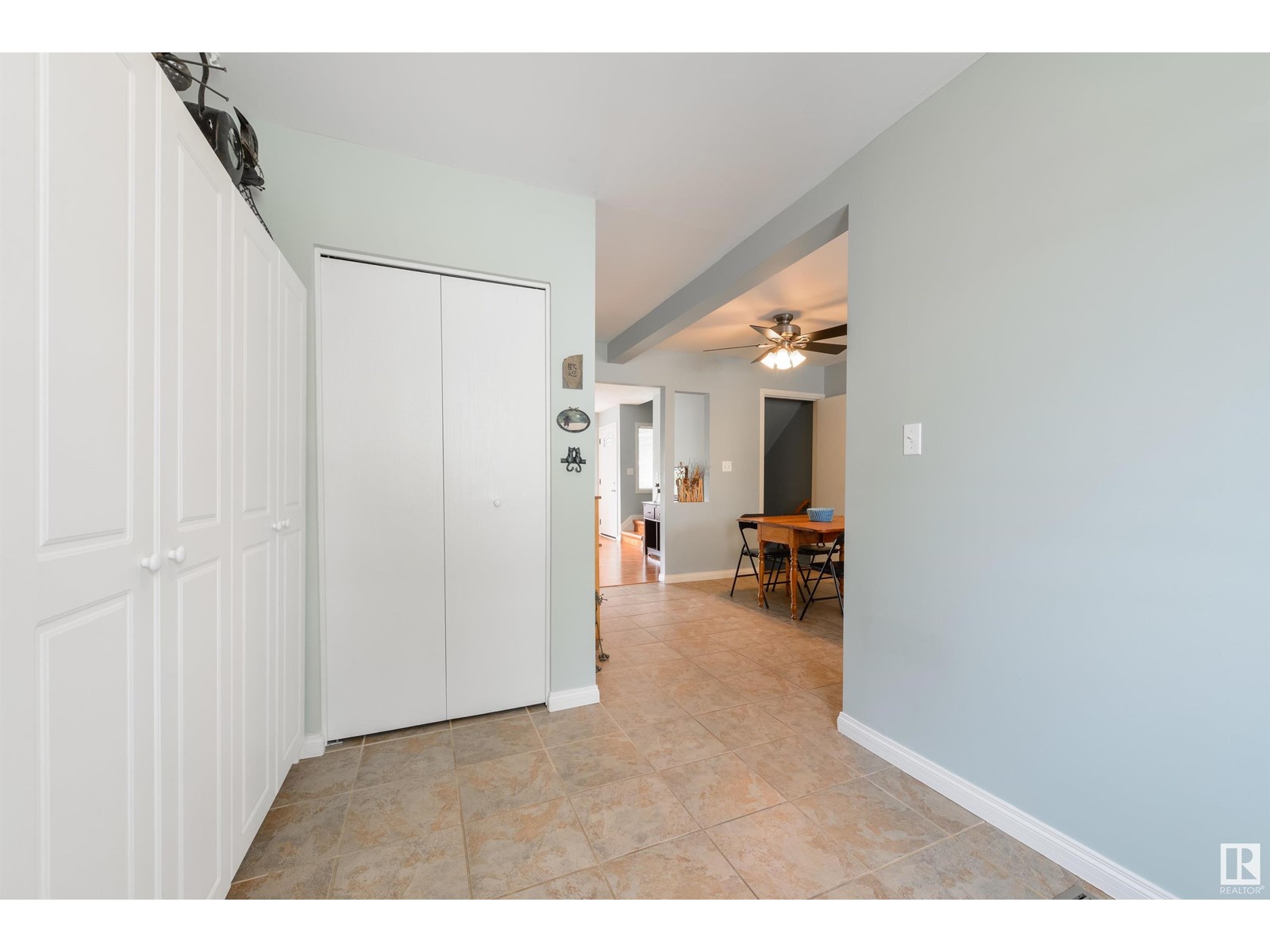 11387 22 AV NW NW