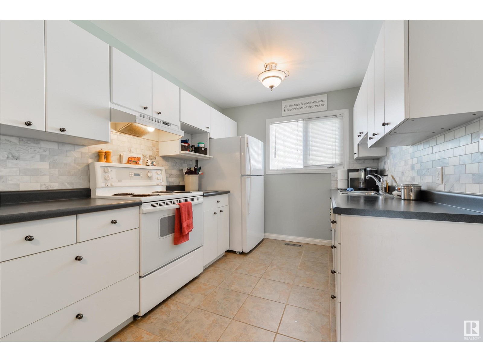 11387 22 AV NW NW