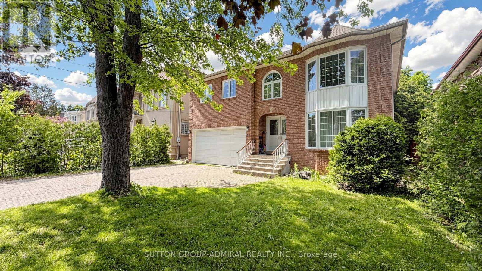 Photo 1 of 37 — 32 NORTHWOOD DRIVE, Toronto (Newtonbrook East), ON M2M2J8