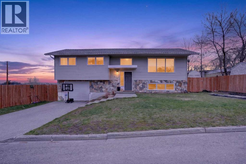 Photo 1 of 46 — 943 East Avenue, Pincher Creek, AB T0K1W0