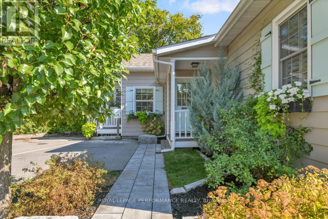 5583 MANOTICK MAIN STREET