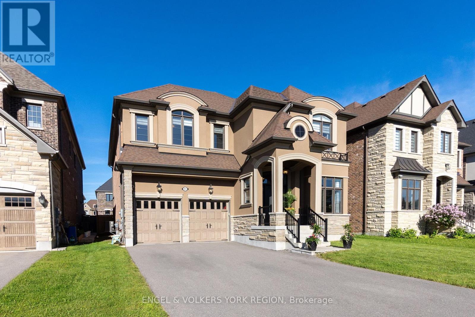 11 CAIRNS GATE
