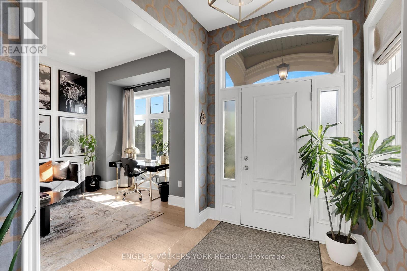 11 CAIRNS GATE