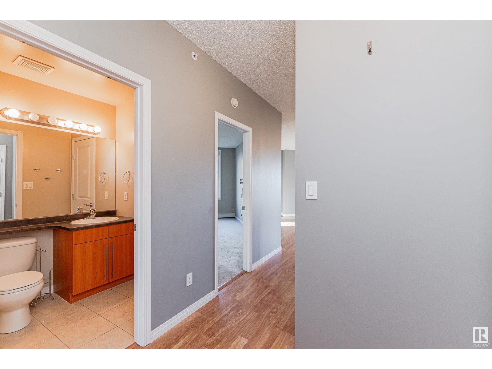 #402 10504 99 AV NW