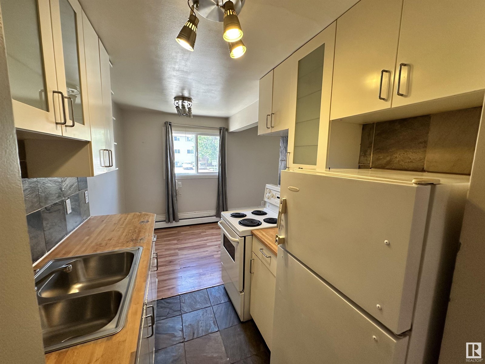 #10 10620 122 ST NW