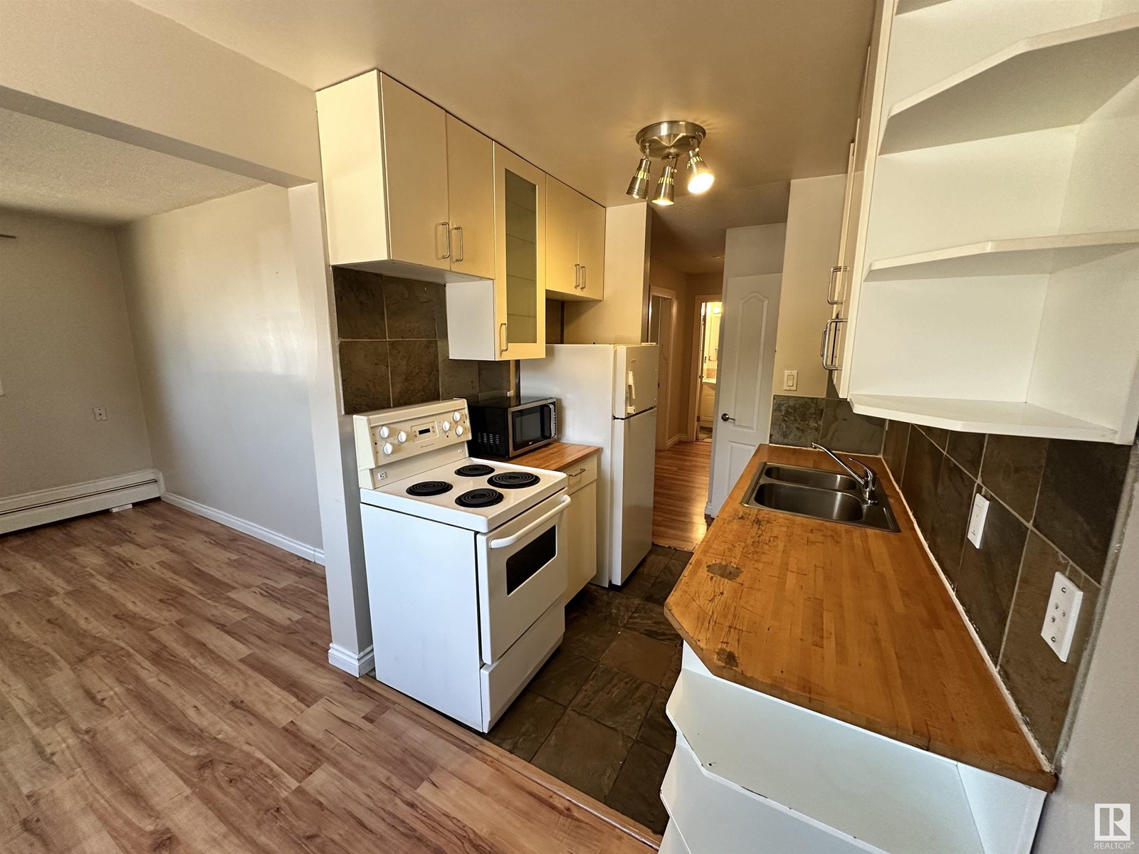 #10 10620 122 ST NW