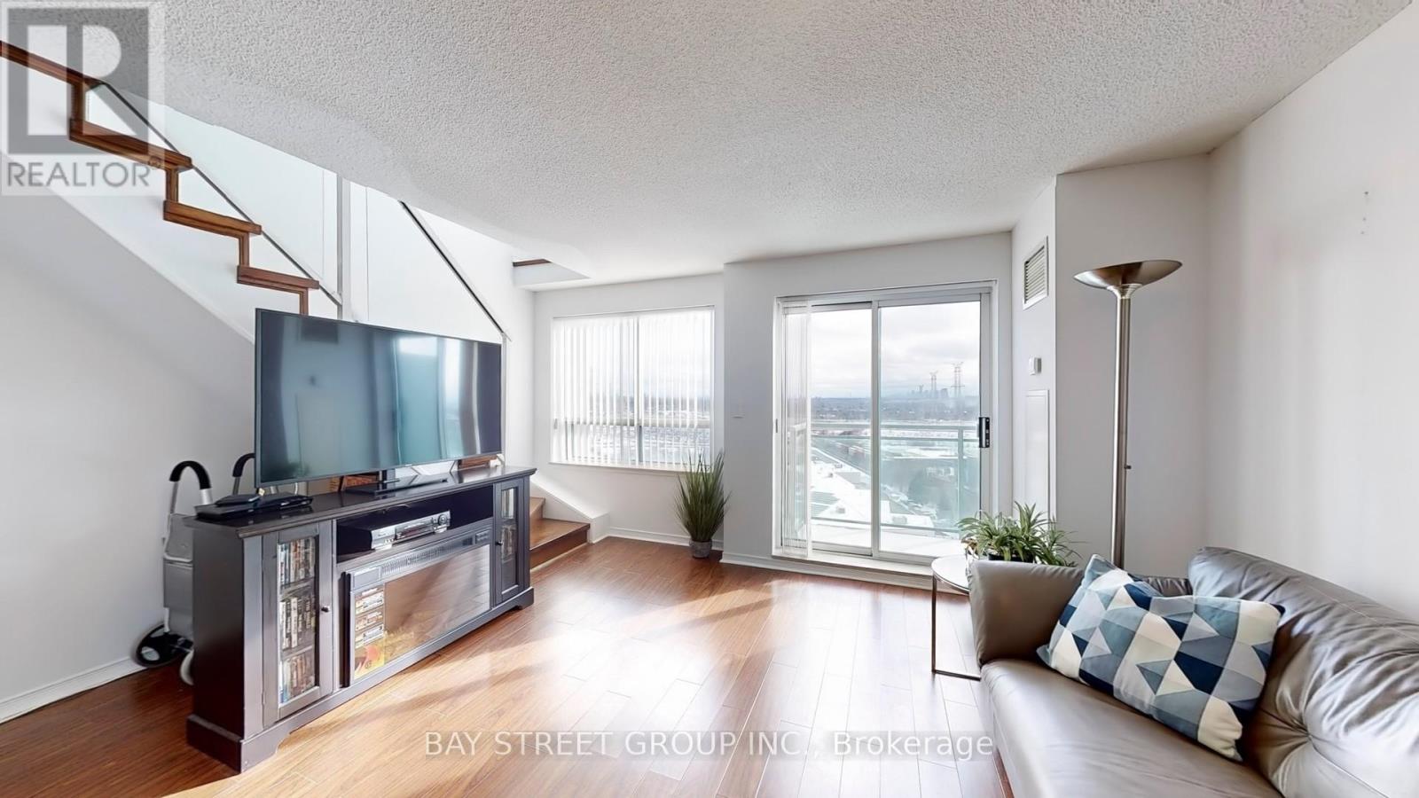 Photo 1 of 34 — LPH19 - 39 ONEIDA CRESCENT Unit LPH19, Richmond Hill (Langstaff), ON L4B4T9